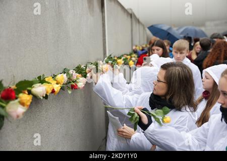 Berlin, Allemagne 09 novembre 2022, Berlin, Berlin/Potsdam: Des étudiants d'Allemagne, de France et de Norvège collent des roses dans le mur d'avant à la commémoration centrale de l'anniversaire de la chute du mur de Berlin en 33rd au Mémorial du mur de Berlin. Photo: Joerg Carstensen/dpa - ATTENTION: Seulement pour une utilisation éditoriale en format complet et seulement dans le cadre d'une couverture de la commémoration nommée et seulement avec la mention complète du crédit ci-dessus Credit: dpa Picture Alliance/Alay Live News Banque D'Images