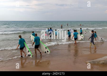 Cours de surf en groupe sur la plage d'Uhabia. Activités de vacances. Bidart, Côte Basque, France Banque D'Images