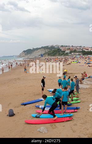 Cours de surf en groupe sur la plage d'Uhabia. Activités de vacances. Bidart, Côte Basque, France Banque D'Images