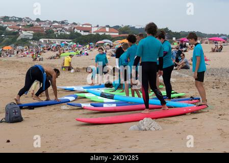 Cours de surf en groupe sur la plage d'Uhabia. Activités de vacances. Bidart, Côte Basque, France Banque D'Images