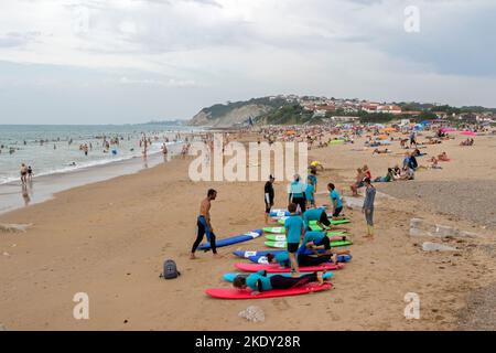 Cours de surf en groupe sur la plage d'Uhabia. Activités de vacances. Bidart, Côte Basque, France Banque D'Images