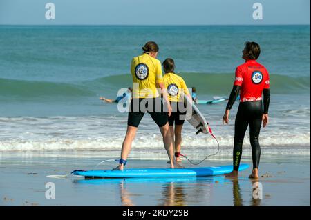 Cours de surf en groupe sur la plage d'Uhabia. Activités de vacances. Bidart, Côte Basque, France Banque D'Images