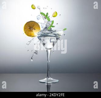 Jus de menthe avec citron flottant autour. Banque D'Images