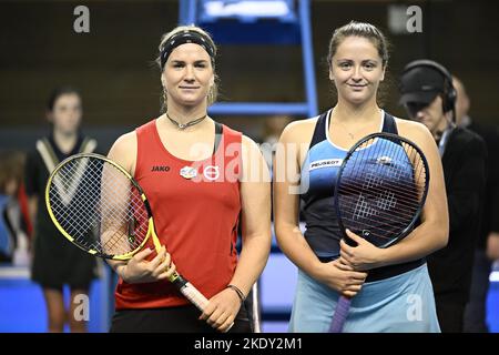 Belge Ysalin Bonaventure et Slovaque Viktoria Kuzmova photographié lors de la cérémonie d'ouverture avant le début de l'égalité entre la Belgique et la Slovaquie dans la phase de groupe de la coupe Billie Jean King finals tennis à Glasgow, en Écosse, le mercredi 09 novembre 2022. Le tournoi a lieu de 8 novembre jusqu'à 13 novembre 2022. BELGA PHOTO LAURIE DIEFFEMBACQ Banque D'Images