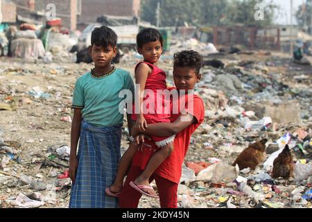 Un gamin recueille les ordures sur un site de mauvaises conditions sanitaires près de la décharge de Ghazipur à New Delhi, Inde mercredi, 9 novembre 2022. Photo d'Anshuman Akash/ABACAPRESS.COM Banque D'Images