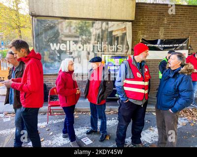 Travailleurs de la télévision et de la radio publiques flamandes, le VRT photographié lors d'une journée nationale d'action de tous les syndicats, à Bruxelles, le mercredi 09 novembre 2022. Le jour d'action s'applique à tous les services, publics et privés. BELGA PHOTO MAARTEN WEYNANTS Banque D'Images