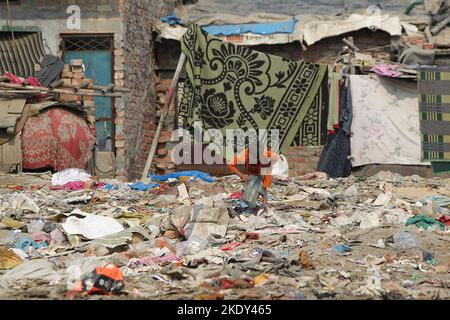 Un gamin recueille les ordures sur un site de mauvaises conditions sanitaires près de la décharge de Ghazipur à New Delhi, Inde mercredi, 9 novembre 2022. Photo d'Anshuman Akash/ABACAPRESS.COM Banque D'Images