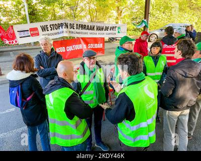 Travailleurs de la télévision et de la radio publiques flamandes, le VRT photographié lors d'une journée nationale d'action de tous les syndicats, à Bruxelles, le mercredi 09 novembre 2022. Le jour d'action s'applique à tous les services, publics et privés. BELGA PHOTO MAARTEN WEYNANTS Banque D'Images