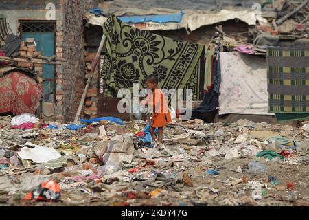 Un gamin recueille les ordures sur un site de mauvaises conditions sanitaires près de la décharge de Ghazipur à New Delhi, Inde mercredi, 9 novembre 2022. Photo d'Anshuman Akash/ABACAPRESS.COM Banque D'Images