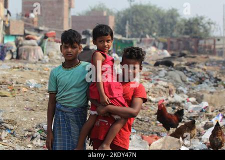 Un gamin recueille les ordures sur un site de mauvaises conditions sanitaires près de la décharge de Ghazipur à New Delhi, Inde mercredi, 9 novembre 2022. Photo d'Anshuman Akash/ABACAPRESS.COM Banque D'Images