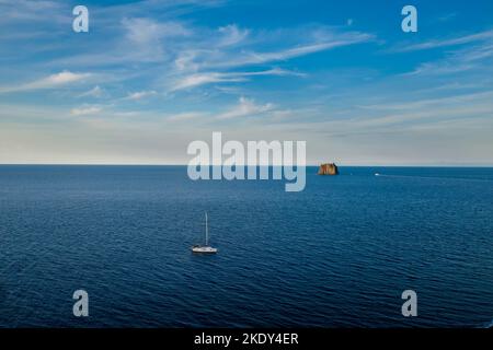 Strombolicchio est une pile de mer de volcanique.Stromboli, îles éoliennes, (îles Eoliennes), sud de l'Italie, Europe, Sicile, Italie Banque D'Images