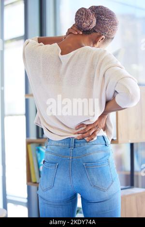 Femme noire, douleurs au dos et au cou dans le stress, fatiguée ou surtravaillée du travail à la maison. Femme afro-américaine souffrant de tension musculaire, d'inconfort Banque D'Images