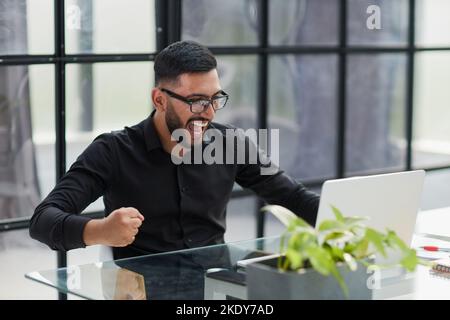 Homme d'affaires assis à son bureau Banque D'Images