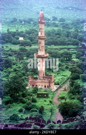 Le Chand Minar ou la Tour de la Lune est une tour médiévale à Daulatabad, en Inde. La tour est située dans l'état de Maharashtra, près du complexe de fort Daulatabad-Deogiri. Il a été érigé en 1445 par le roi Ala-ud-din Bahmani pour commémorer sa capture du fort. Banque D'Images