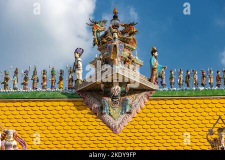 Décoration figurative sur le toit du temple bouddhiste au ciel bleu, Wat Pariwat Bangkok, Thaïlande Banque D'Images