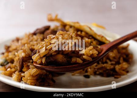 Nasi Goreng, viande sautée, légumes et riz dans une sauce soja sucrée Banque D'Images