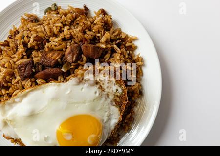 Nasi Goreng sur fond blanc Banque D'Images