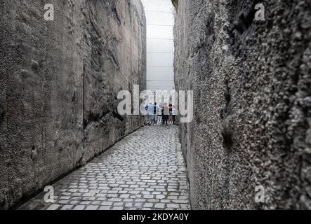 Bełżec, Pologne - 06 juillet 2022 : site commémoratif à Bełżec. Monument sur le site de l'ancien camp d'extermination. Un groupe de Juifs priant Banque D'Images