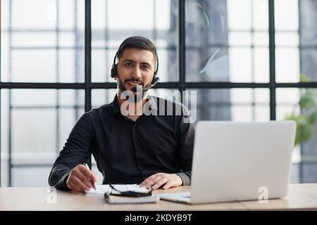 Les professionnels portant un micro-casque travaillant au bureau élargissent la vue Banque D'Images