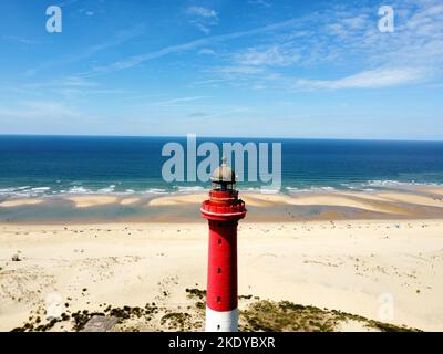 Un sommet du phare de la Coubre à la Tremblade, France avec une mer bleue à l'horizon Banque D'Images