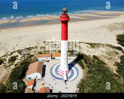 Le phare de la Coubre à la Tremblade, France avec une mer bleue à l'horizon Banque D'Images