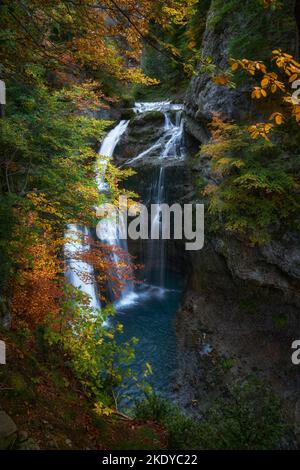 Cascade de Cueva dans le parc national d'Ordesa en automne Banque D'Images