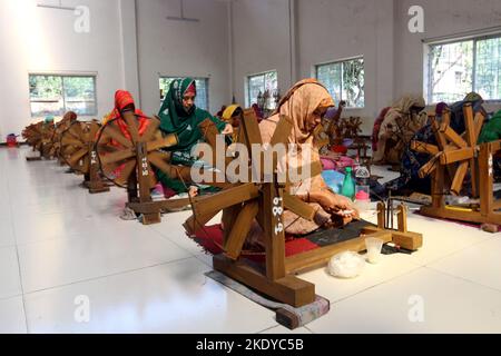 Les travailleurs font tourner le fil de coton pour fabriquer des vêtements de mousseline traditionnels dans un atelier à Narayanganj. Avec ses roues tournants en bois et ses métiers à tisser dessinés à la main, le Bangladesh ressuscite minutieusement un tissu autrefois porté par Marie-Antoinette et Jane Austen, mais longtemps considéré comme perdu à jamais dans l'histoire. -Aller avec 'Bangladesh-Fashion-Muslin'. Sur 8 novembre 2022 à Narayanganj, Dhaka, Bangladesh. Photo de Habibur Rahman/ABACAPRESS.COM Banque D'Images