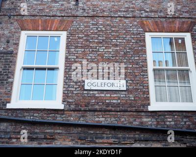 Un panneau de rue sur un mur de briques dans la ville historique de York Banque D'Images