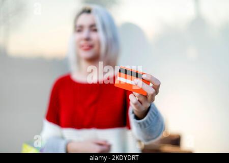 Jeune femme souriante dans Un centre commercial Banque D'Images