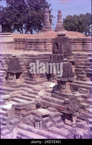 Le Temple du Soleil de Modhéra est un temple hindou dédié à la divinité solaire Surya situé dans le village de Modhéra, dans le district de Mehsana, à Gujarat, en Inde. Il est situé sur la rive de la rivière Pushpagati. Il a été construit après 1026-27 EC pendant le règne de Bhima I de la dynastie Chaulukya. Banque D'Images