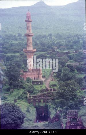 Le Chand Minar ou la Tour de la Lune est une tour médiévale à Daulatabad, en Inde. La tour est située dans l'état de Maharashtra, près du complexe de fort Daulatabad-Deogiri. Il a été érigé en 1445 par le roi Ala-ud-din Bahmani pour commémorer sa capture du fort. Banque D'Images