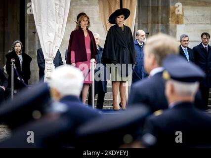 Amsterdam, pays-Bas. 09th novembre 2022. 2022-11-09 11:30:31 AMSTERDAM - Reine M‡xima et Laura Mattarella (L) sur la place du Dam lors d'une visite d'État de trois jours par le président italien Sergio Mattarella aux pays-Bas. ANP REMKO DE WAAL pays-bas Out - belgique Out Credit: ANP/Alay Live News Banque D'Images