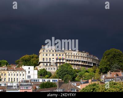 Le Paragon de Clifton est mis en évidence contre un ciel gris orageux - Bristol UK Banque D'Images