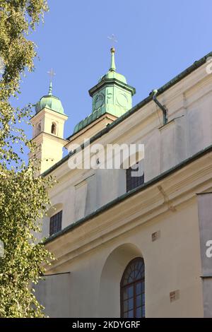 Un cliché vertical de l'église de la conversion de Saint-Paul à Lublin, en Pologne, au soleil Banque D'Images