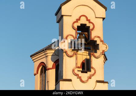 Clocher de l'église isolé contre le ciel bleu, église orthodoxe commémorative Banque D'Images
