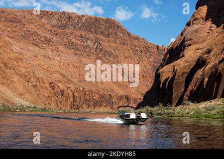 Un bateau photographié sur le fleuve Colorado Majestic Horseshoe Bend, Arizona, États-Unis. Banque D'Images