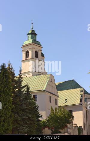 Un cliché vertical de l'église Saint-Paul avec un dôme vert et une croix à Lublin sous le ciel bleu Banque D'Images
