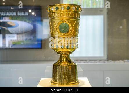 Replik DFB-Pokal, Ausstellung, Olympiapark, Charlottenburg, Berlin, Allemagne Banque D'Images