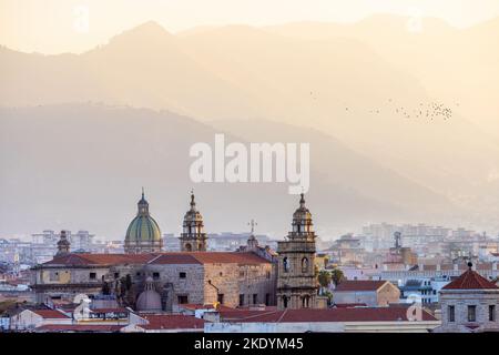 Maisons résidentielles et bâtiments historiques de l'église avec des montagnes à Palerme, Sicile, Italie Banque D'Images