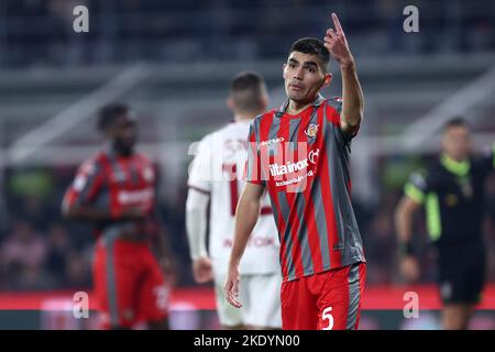 Cremona, Italie. 08th novembre 2022. Johan Vasquez de nous gestes crémonais pendant la série Un match entre nous Cremonese et AC Milan au stade Giovanni Zini sur 8 novembre 2022 à Cremona, Italie . Credit: Marco Canoniero / Alamy Live News Banque D'Images