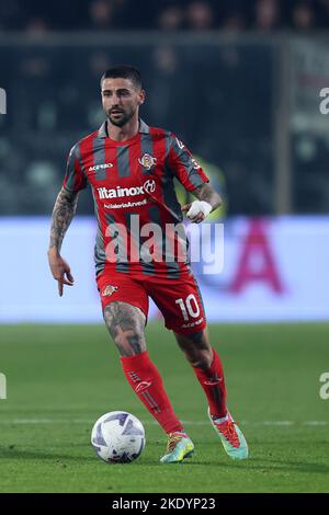 Cremona, Italie. 08th novembre 2022. Cristian Buonaiuto de nous Cremonese contrôle le ballon pendant la série Un match entre nous Cremonese et AC Milan au stade Giovanni Zini sur 8 novembre 2022 à Cremona, Italie . Credit: Marco Canoniero / Alamy Live News Banque D'Images