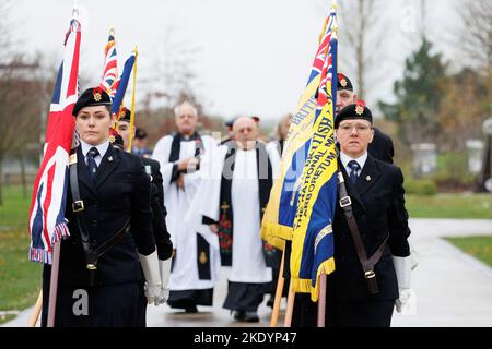 Le dévouement du champ de pavot de mémoire à l'Arboretum National Memorial à Staffordshire, Royaume-Uni. Les porteurs de drapeau de la Légion britannique photographiés au service. Banque D'Images