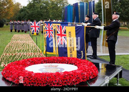 Le dévouement du champ de pavot de mémoire à l'Arboretum National Memorial à Staffordshire, Royaume-Uni. Les porteurs de drapeau de la Légion britannique photographiés au service. Banque D'Images