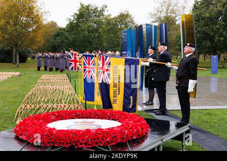 Le dévouement du champ de pavot de mémoire à l'Arboretum National Memorial à Staffordshire, Royaume-Uni. Les porteurs de drapeau de la Légion britannique photographiés au service. Banque D'Images