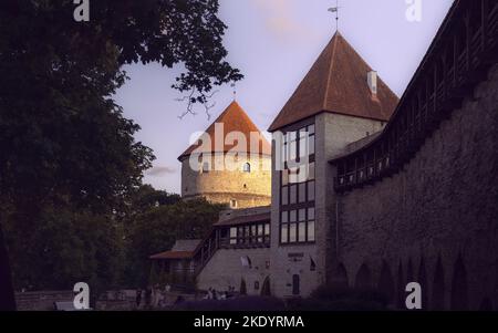 Le mur de défense de la vieille ville de Tallinn, Estonie, à la fin du coucher du soleil dans la soirée Banque D'Images