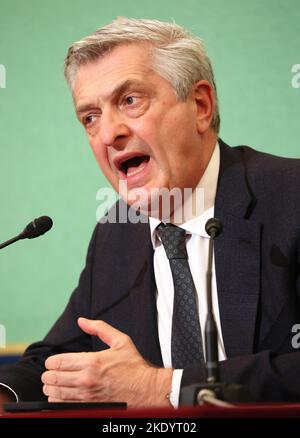 Tokyo, Japon. 9th novembre 2022. Le Haut Commissariat des Nations Unies pour les réfugiés (HCR), Filippo Grandi, prend la parole mercredi au Club de presse national du Japon à Tokyo, au 9 novembre 2022. Grandi a échangé des vues avec des représentants du gouvernement japonais et a rencontré des réfugiés ukrainiens vivant au Japon. Credit: Yoshio Tsunoda/AFLO/Alay Live News Banque D'Images