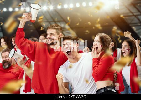 Un groupe de fans de football enthousiastes et enthousiastes qui applaudissent à la victoire de leur équipe sportive. Concept d'émotions, compétitions sportives mondiales Banque D'Images