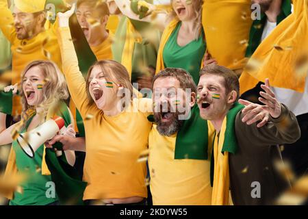 Criant les jeunes, les fans de football enthousiastes et enthousiastes applaudissent pour leur équipe sportive au stade. Concept des émotions du gagnant, des sports du monde Banque D'Images