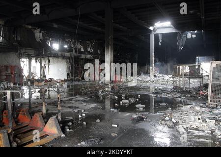 DNIPRO, UKRAINE - 9 NOVEMBRE 2022 - Une entreprise logistique est détruite après une attaque de drone kamikaze russe, Dnipro, Ukraine centrale. Banque D'Images