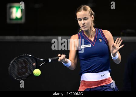 Glasgow, Écosse, 09/11/2022, Glasgow, Écosse, ROYAUME-UNI. 9th novembre 2022. Anna Karolina Schmiedlova, de Slovaquie, a photographié en action lors d'un match de tennis contre Zanevska Belge, le deuxième match de l'égalité entre la Belgique et la Slovaquie dans la phase de groupe des finales de la coupe Billie Jean King à Glasgow, en Écosse, le mercredi 09 novembre 2022. Le tournoi a lieu de 8 novembre jusqu'à 13 novembre 2022. BELGA PHOTO LAURIE DIEFFEMBACQ crédit: Belga News Agency/Alay Live News Banque D'Images